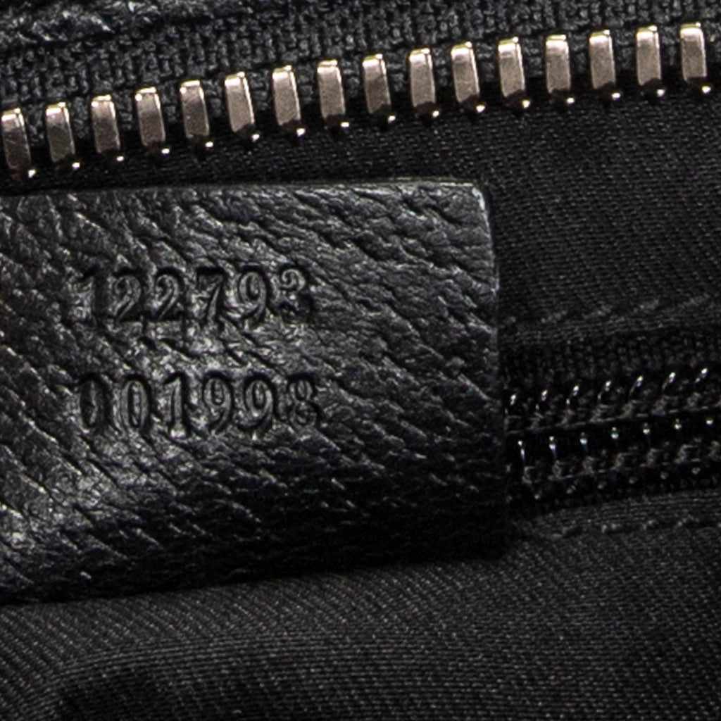 Bolso de hombro con bolsillo frontal abierto y bandolera de lona negra monograma