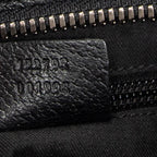 Bolso de hombro con bolsillo frontal abierto y bandolera de lona negra monograma