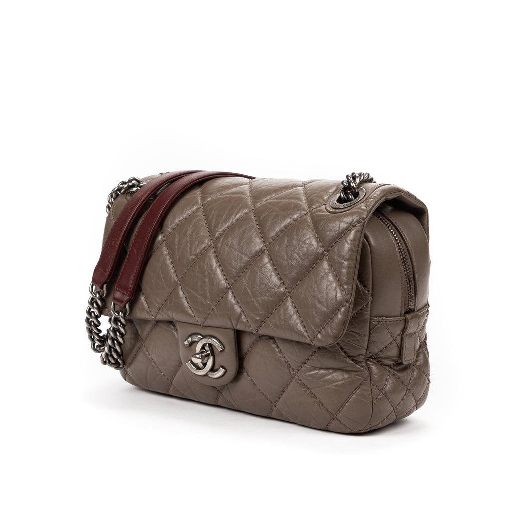 Bandolera mediana atemporal de piel de becerro envejecida gris medio