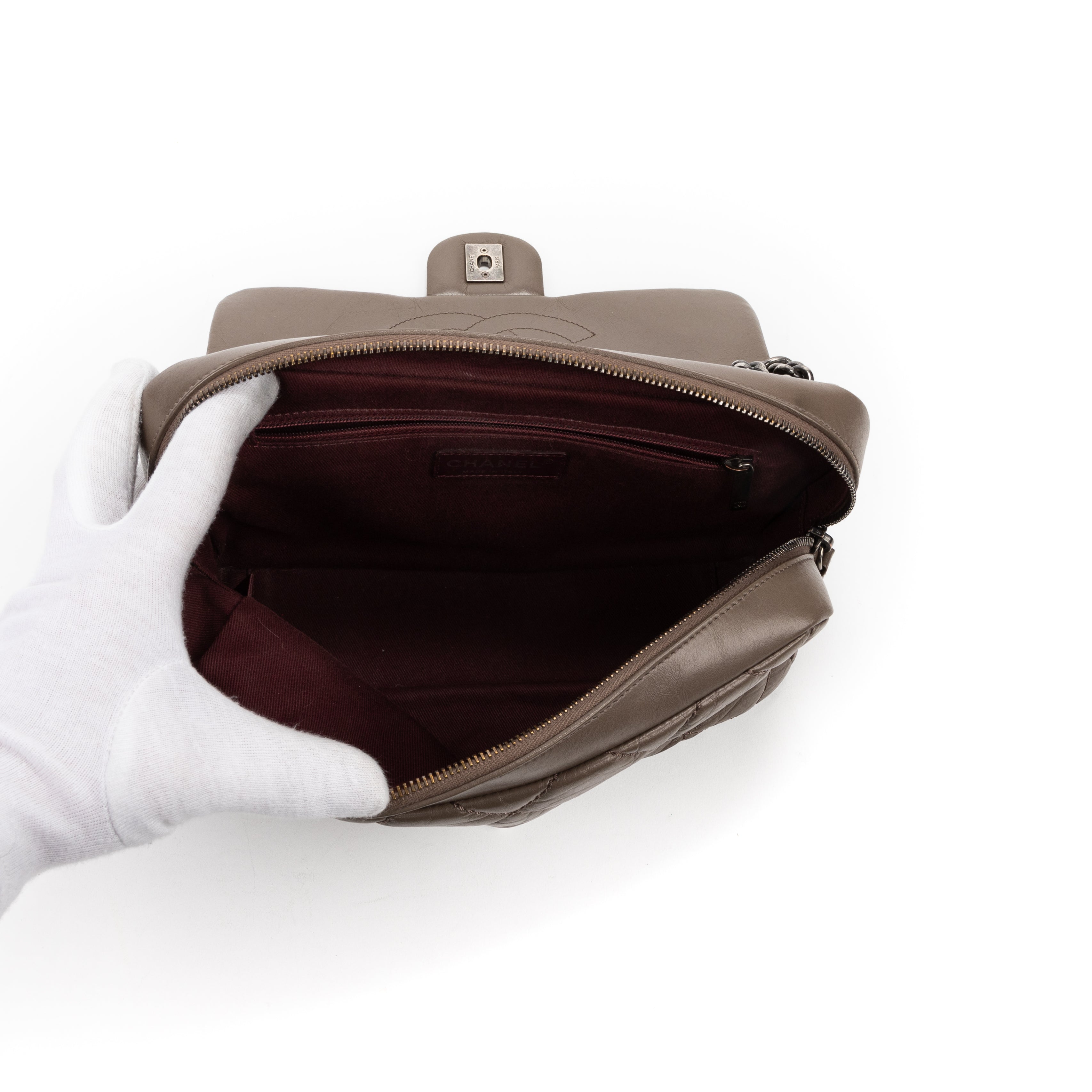 Bandolera mediana atemporal de piel de becerro envejecida gris medio