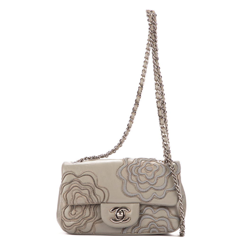 Bandolera Mini Atemporal de Piel de Cordero Gris Claro con Flores Bordadas