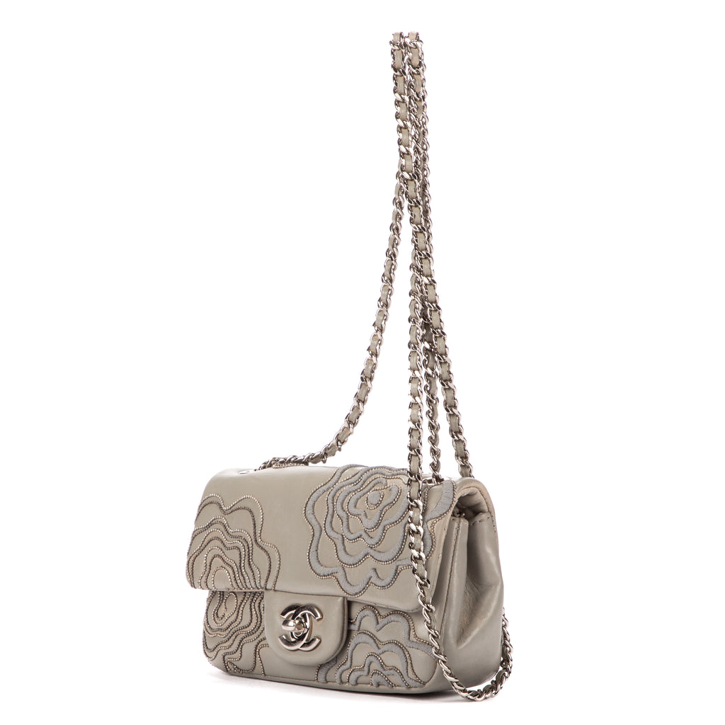 Bandolera Mini Atemporal de Piel de Cordero Gris Claro con Flores Bordadas
