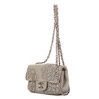 Bandolera Mini Atemporal de Piel de Cordero Gris Claro con Flores Bordadas
