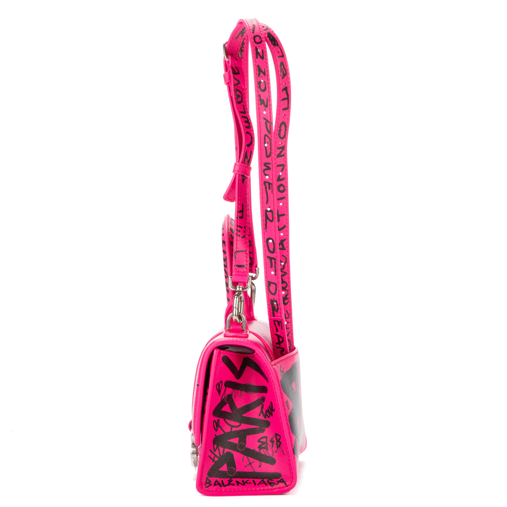 Bolso de mano Hourglass XS de piel de becerro rosa con grafiti