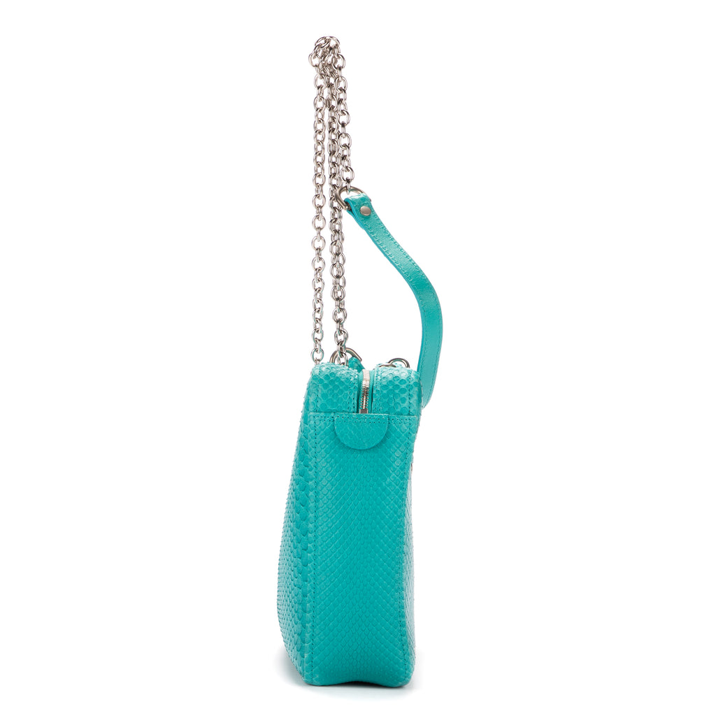 Bolso de mano con cartera triangular y cadena de piel azul grabada con pitón