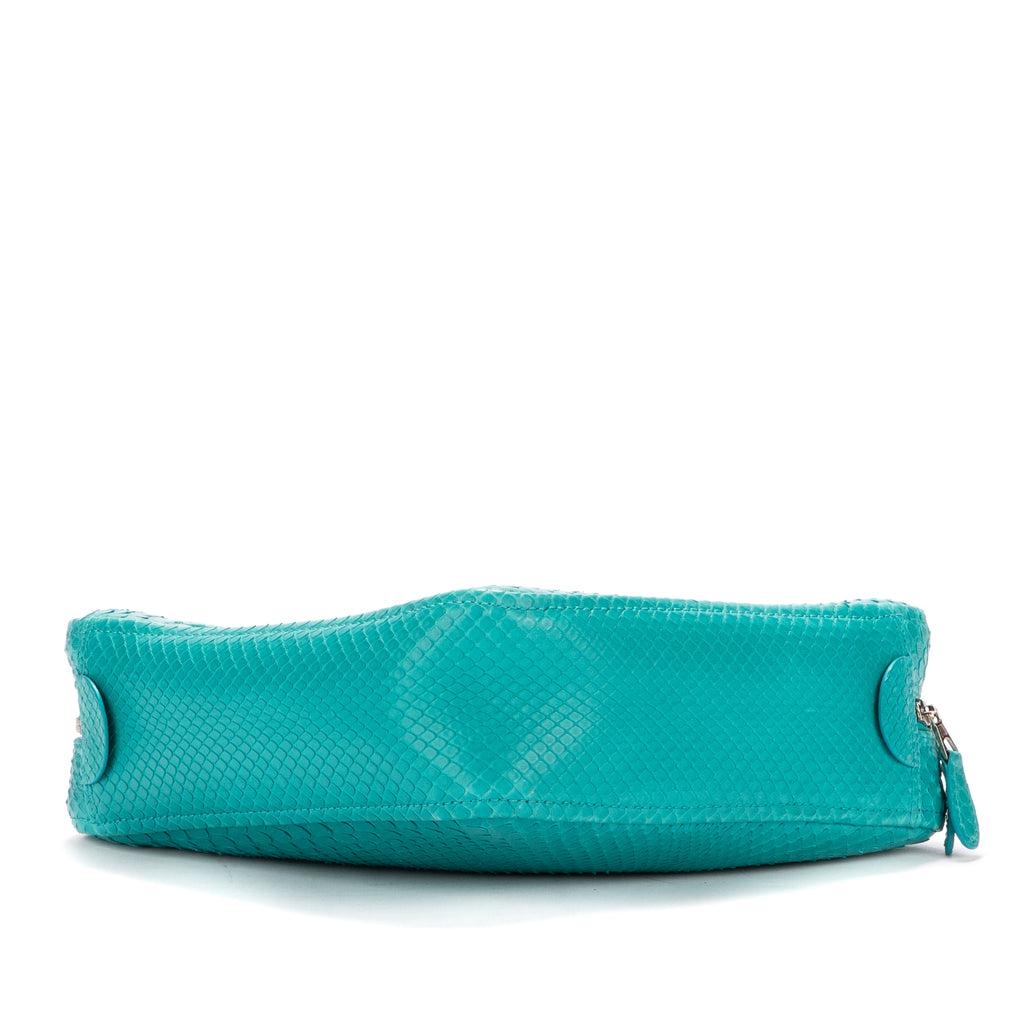 Bolso de mano con cartera triangular y cadena de piel azul grabada con pitón