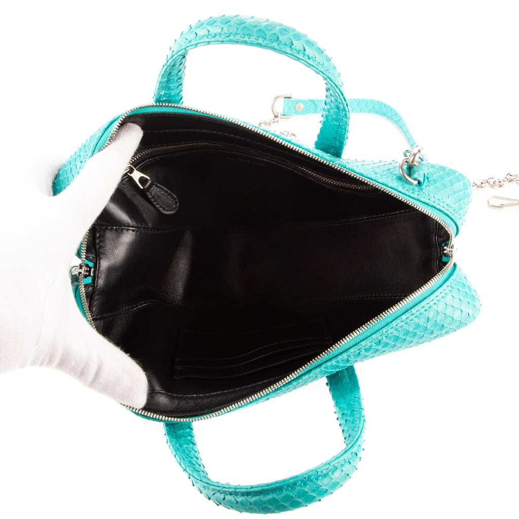 Bolso de mano con cartera triangular y cadena de piel azul grabada con pitón
