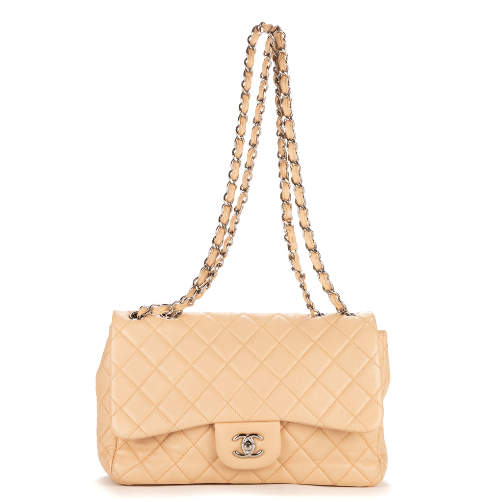 Bolso de hombro atemporal con solapa Jumbo de piel de becerro beige