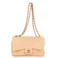 Bolso de hombro atemporal con solapa Jumbo de piel de becerro beige