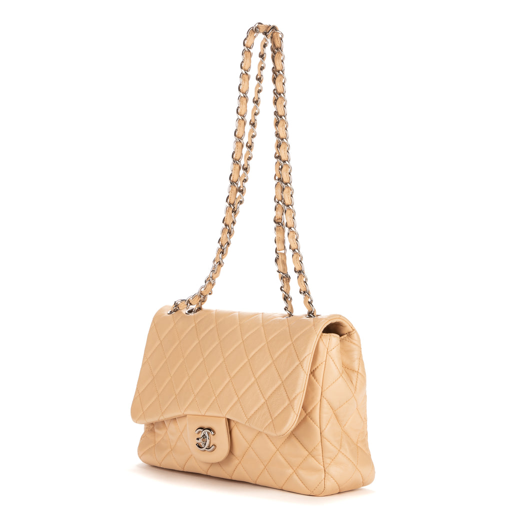 Bolso de hombro atemporal con solapa Jumbo de piel de becerro beige