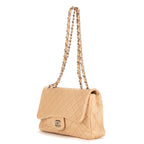 Bolso de hombro atemporal con solapa Jumbo de piel de becerro beige