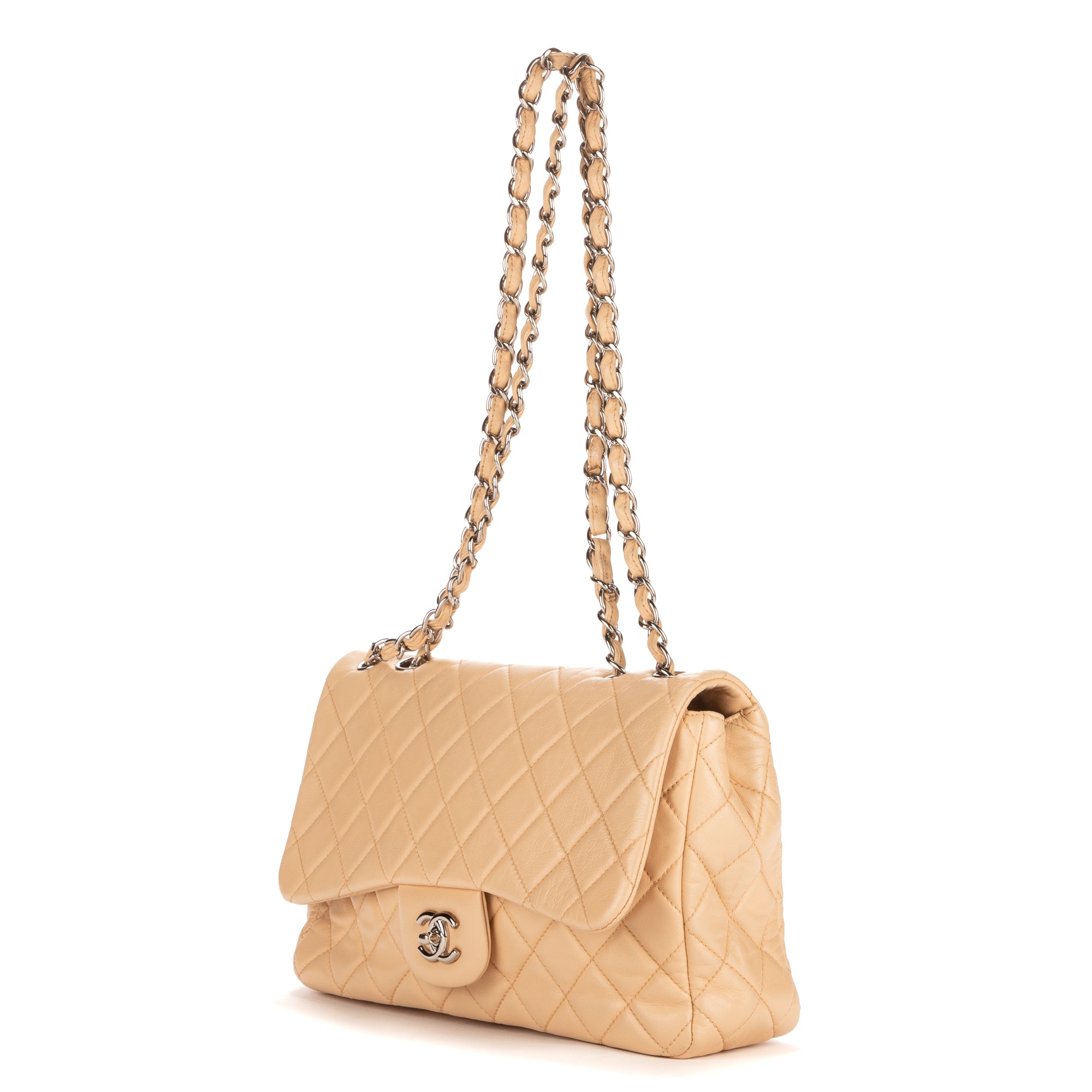 Bolso de hombro atemporal con solapa Jumbo de piel de becerro beige