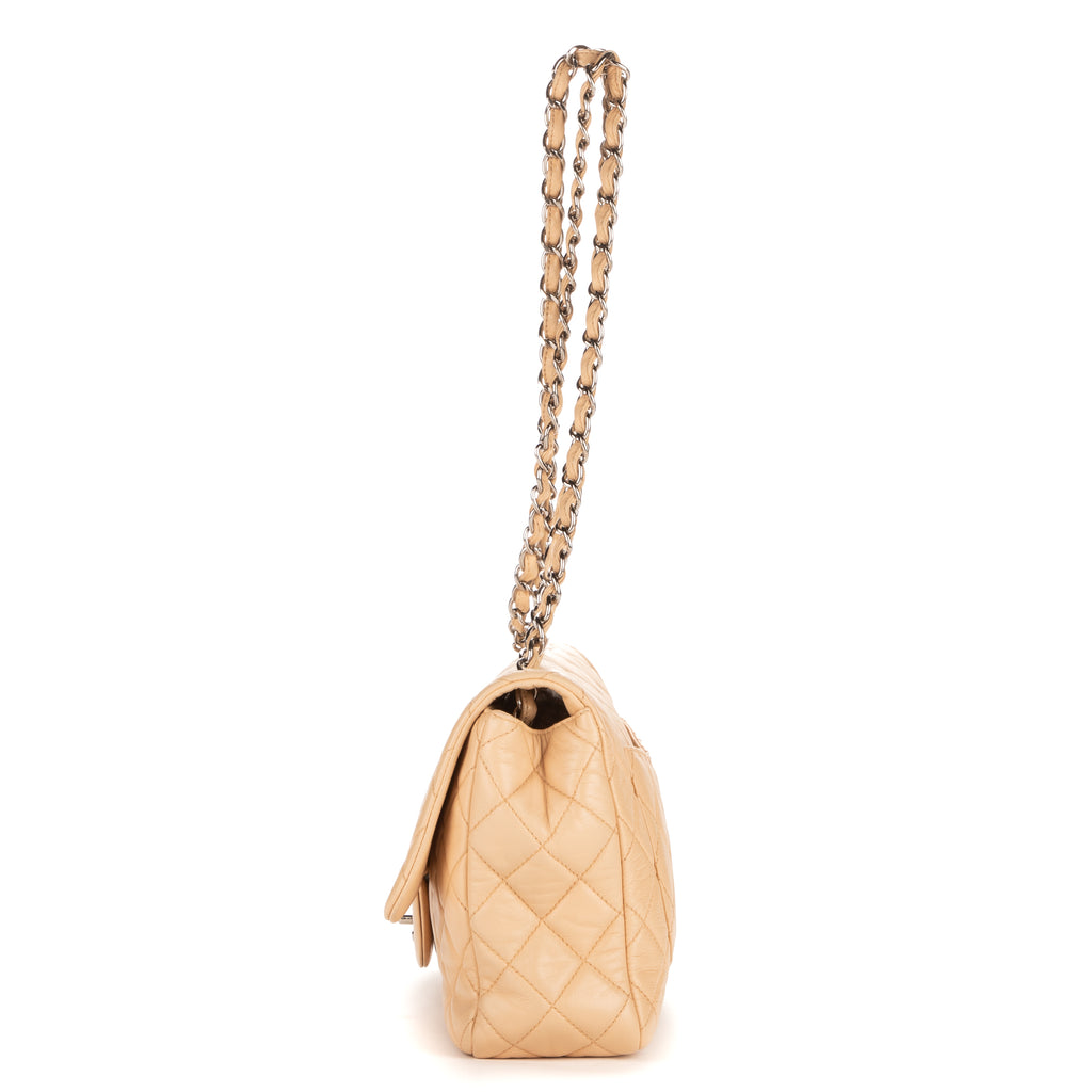 Bolso de hombro atemporal con solapa Jumbo de piel de becerro beige