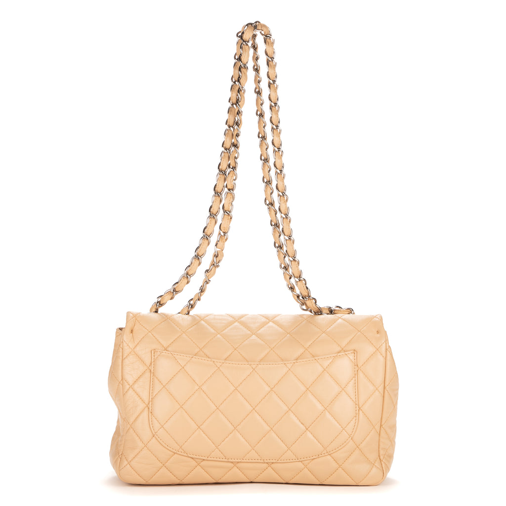 Bolso de hombro atemporal con solapa Jumbo de piel de becerro beige