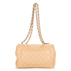 Bolso de hombro atemporal con solapa Jumbo de piel de becerro beige