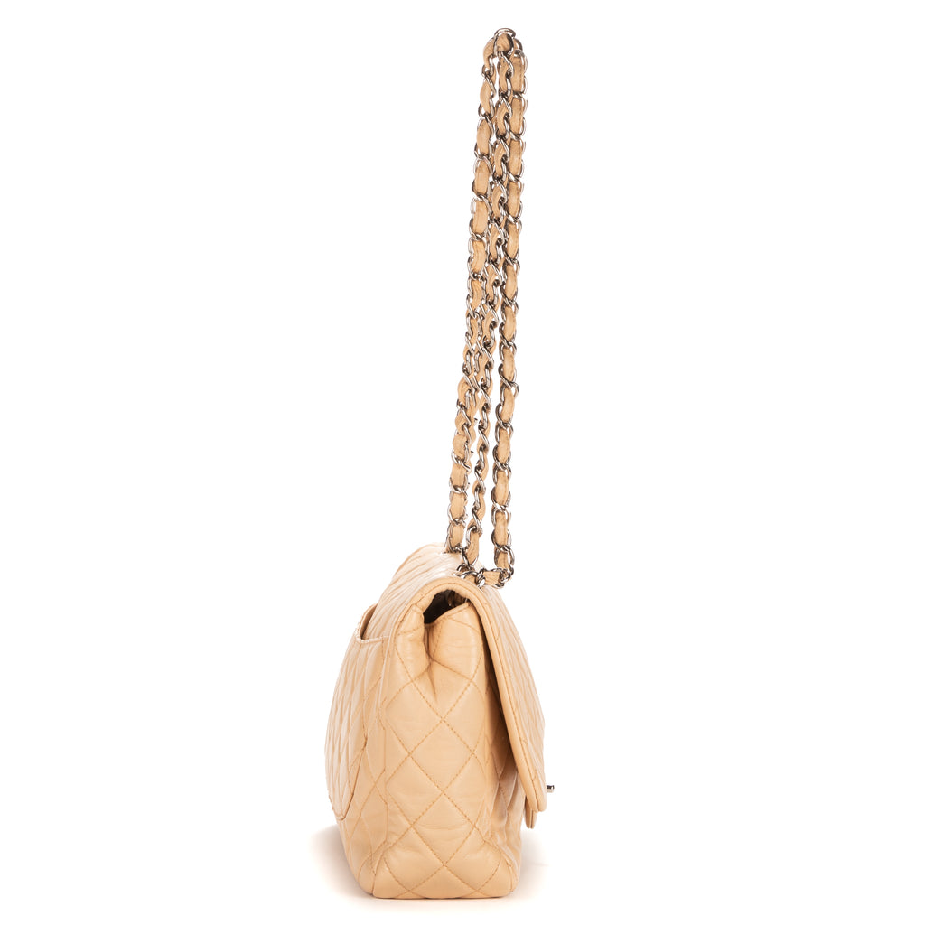 Bolso de hombro atemporal con solapa Jumbo de piel de becerro beige