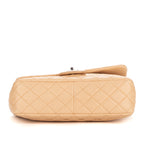 Bolso de hombro atemporal con solapa Jumbo de piel de becerro beige