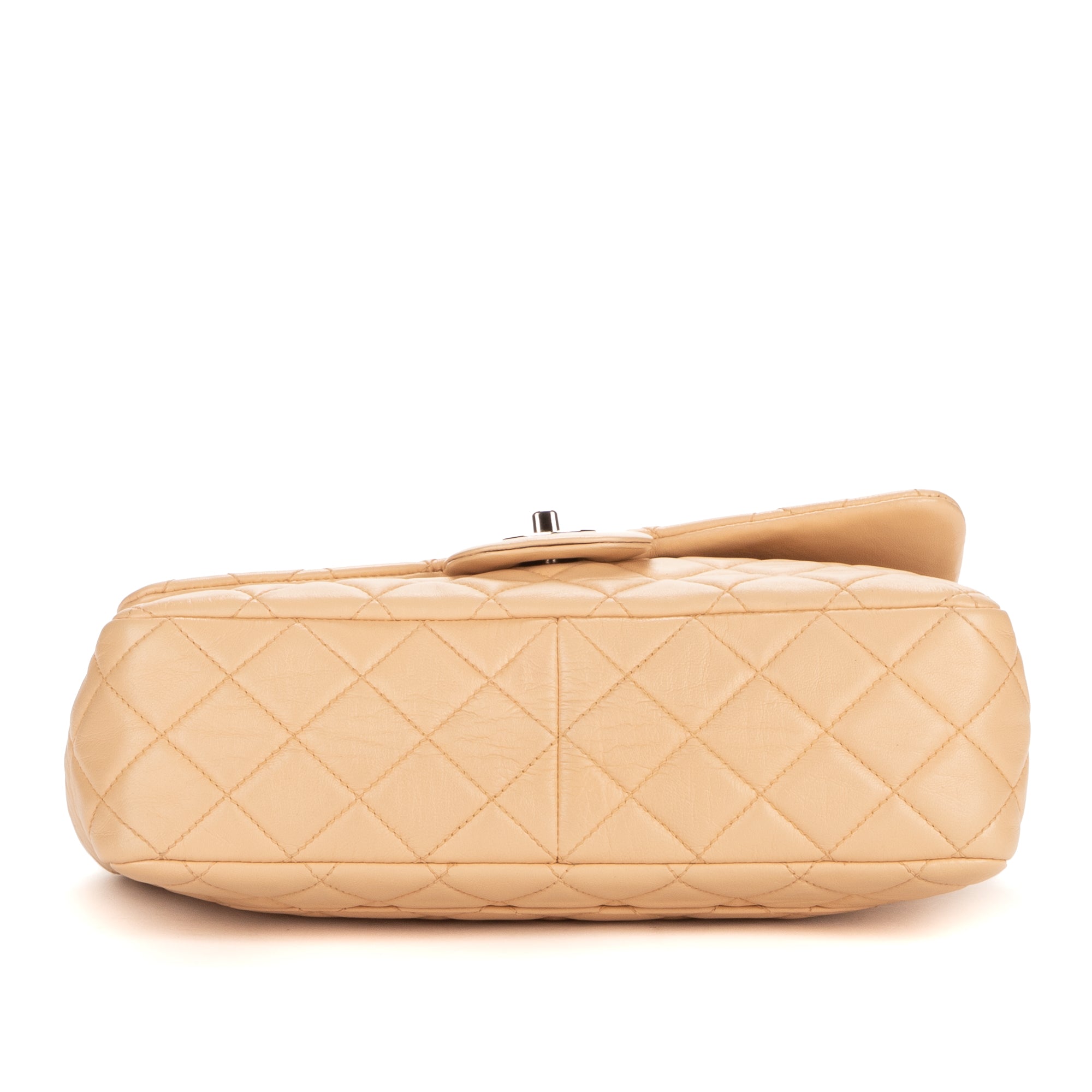 Bolso de hombro atemporal con solapa Jumbo de piel de becerro beige