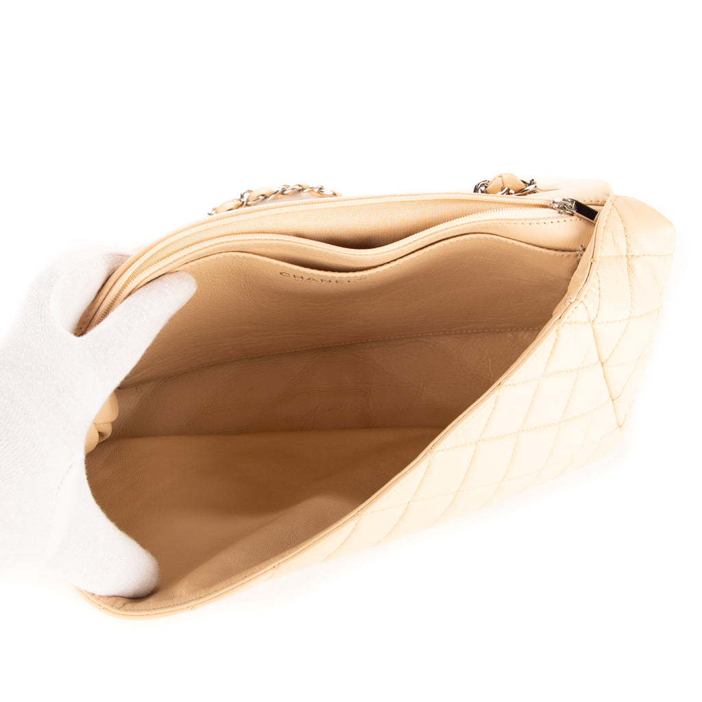 Bolso de hombro atemporal con solapa Jumbo de piel de becerro beige