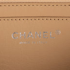Bolso de hombro atemporal con solapa Jumbo de piel de becerro beige