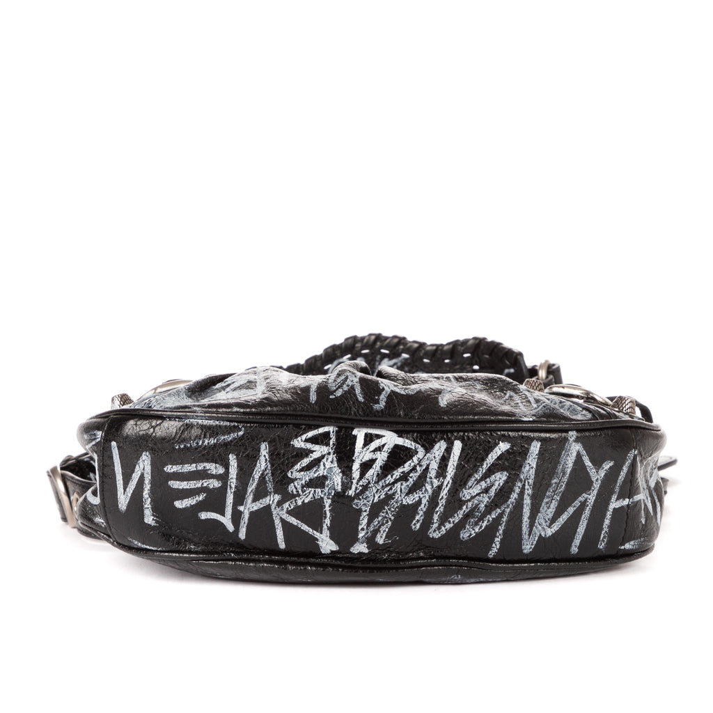 Bolso de hombro XS Le Cagole de piel de becerro negra con grafiti