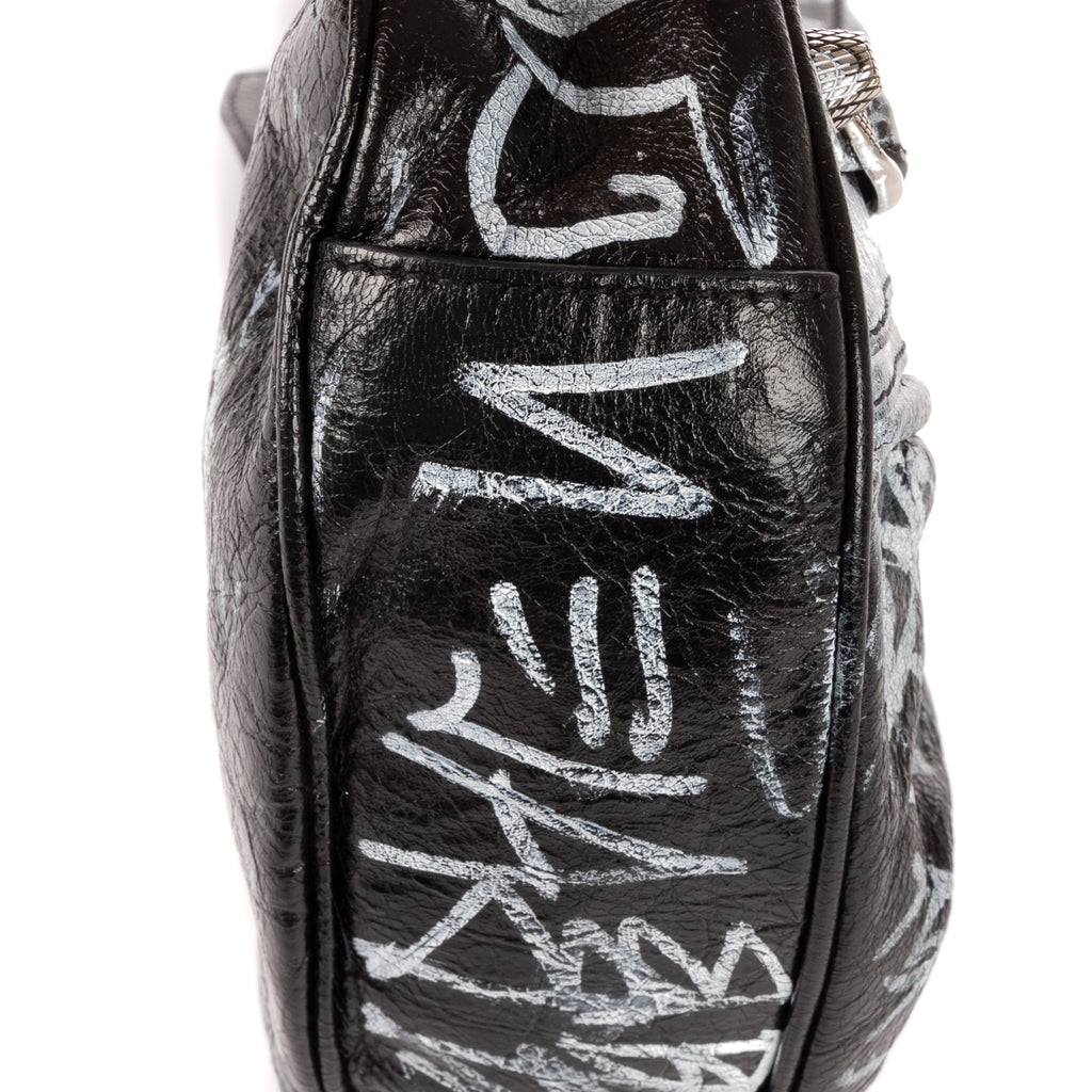 Bolso de hombro XS Le Cagole de piel de becerro negra con grafiti
