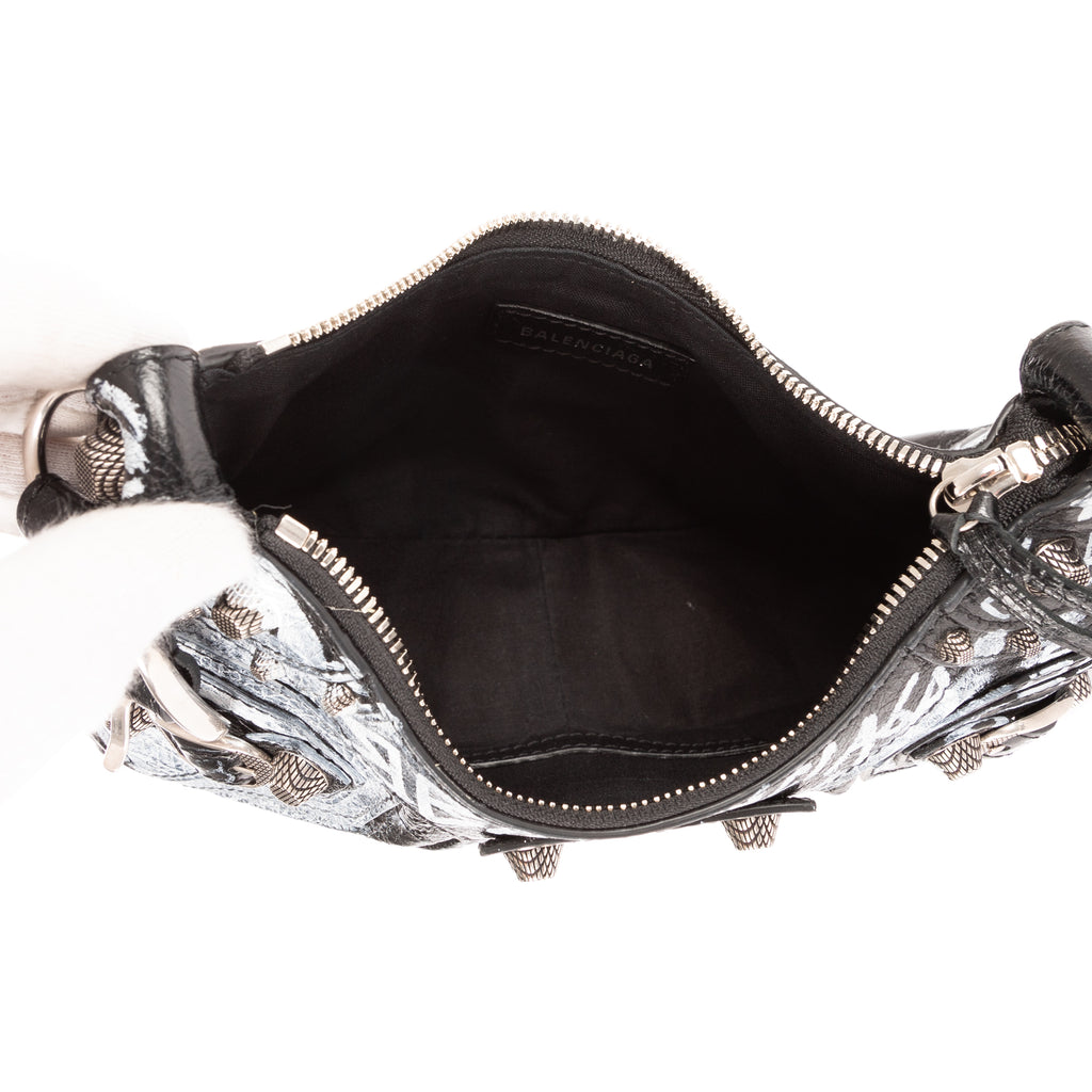 Bolso de hombro XS Le Cagole de piel de becerro negra con grafiti