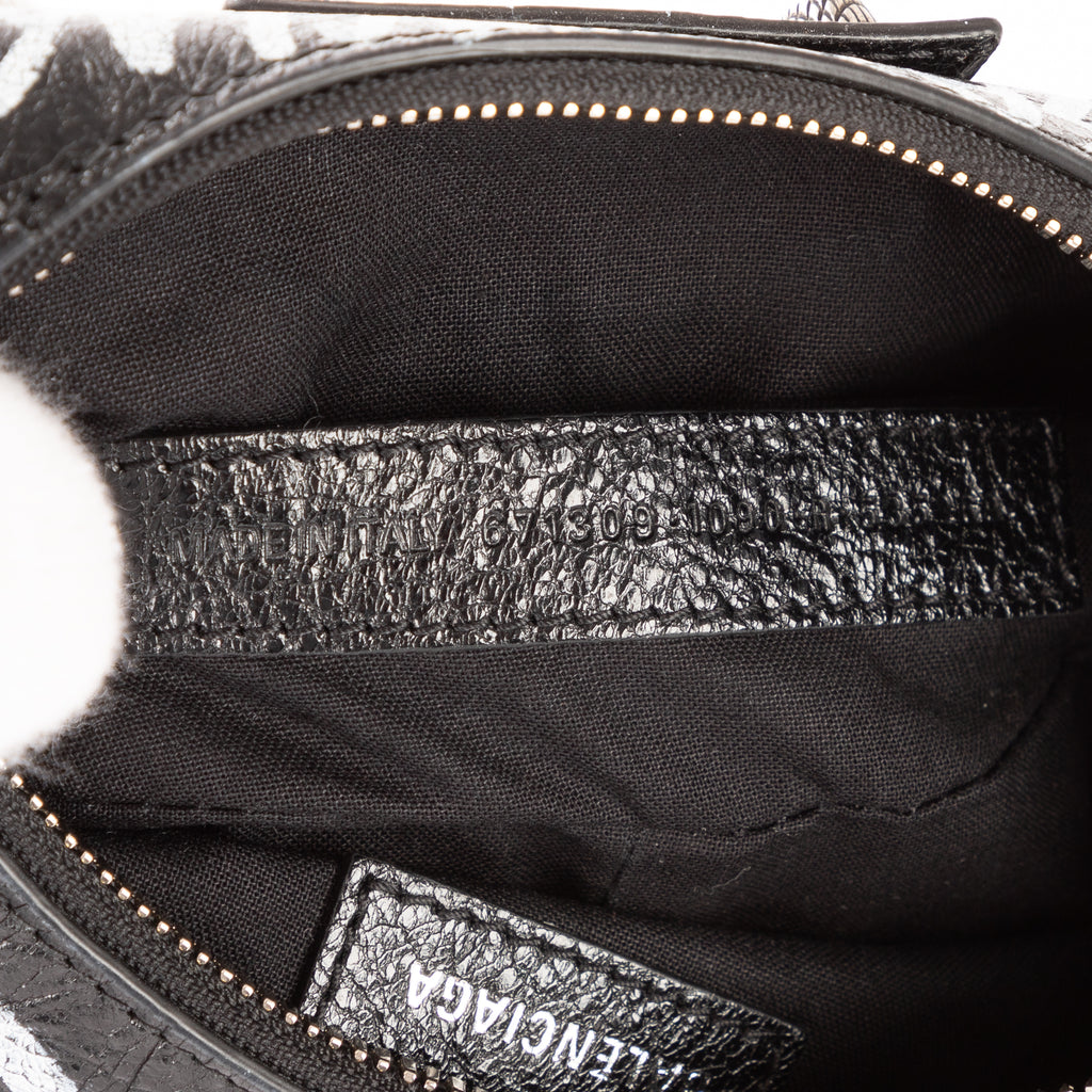 Bolso de hombro XS Le Cagole de piel de becerro negra con grafiti