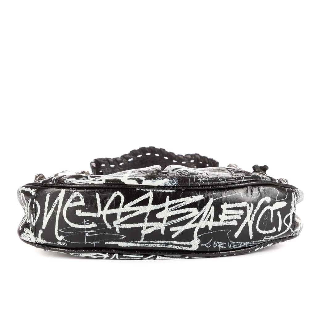Bolso de hombro XS Le Cagole de piel de becerro negra con grafiti