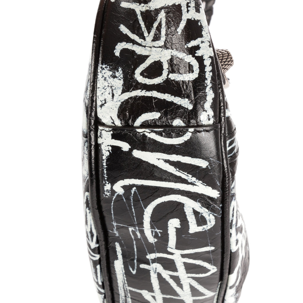 Bolso de hombro XS Le Cagole de piel de becerro negra con grafiti