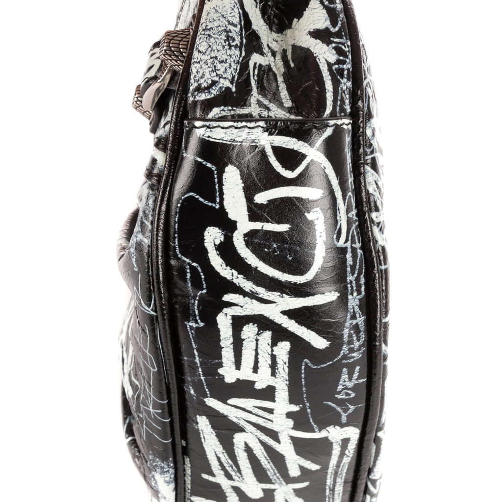 Bolso de hombro XS Le Cagole de piel de becerro negra con grafiti