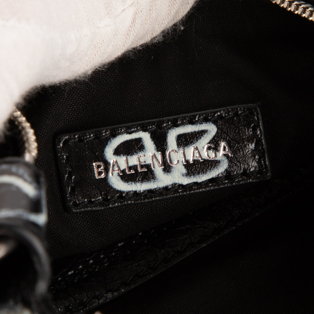 Bolso de hombro XS Le Cagole de piel de becerro negra con grafiti