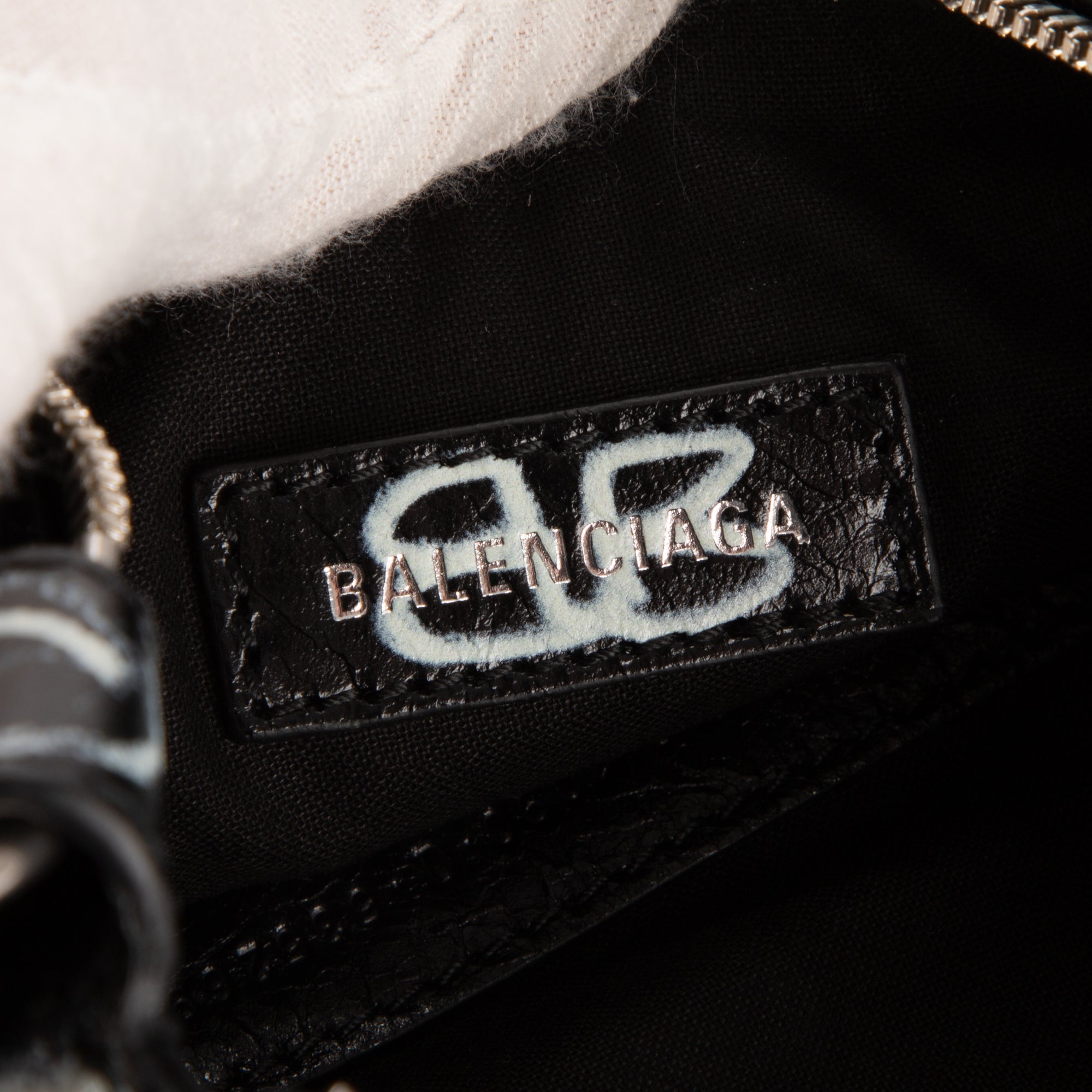 Bolso de hombro XS Le Cagole de piel de becerro negra con grafiti