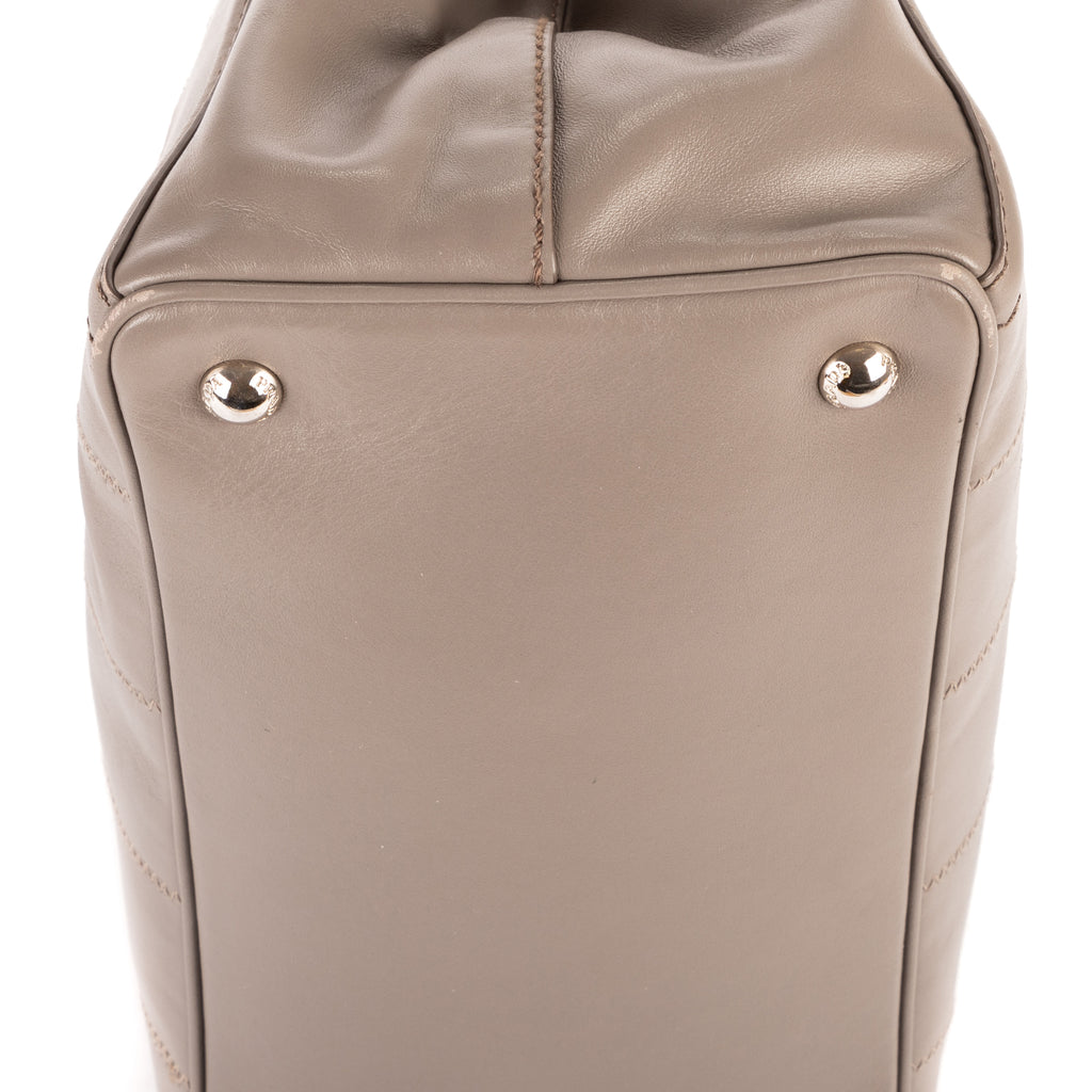 Bolso de Hombro Canapa Piel Suave Color Topo