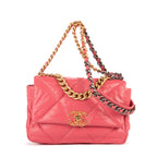 Sac bandoulière Classic 19 à rabat en cuir de veau matelassé rose