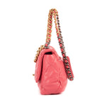 Sac bandoulière Classic 19 à rabat en cuir de veau matelassé rose