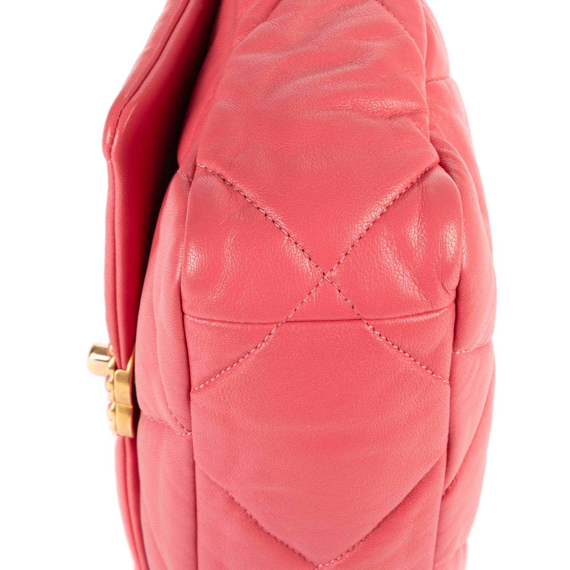 Sac bandoulière Classic 19 à rabat en cuir de veau matelassé rose