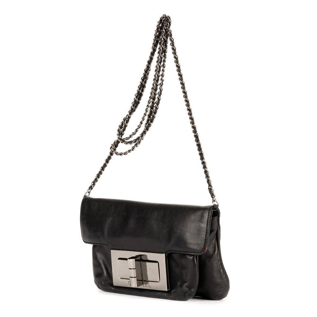 Bolso de hombro Giant Lock Reissue Mademoiselle Flap Piel suave negra