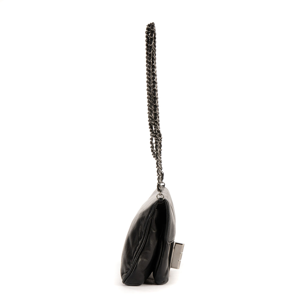 Bolso de hombro Giant Lock Reissue Mademoiselle Flap Piel suave negra