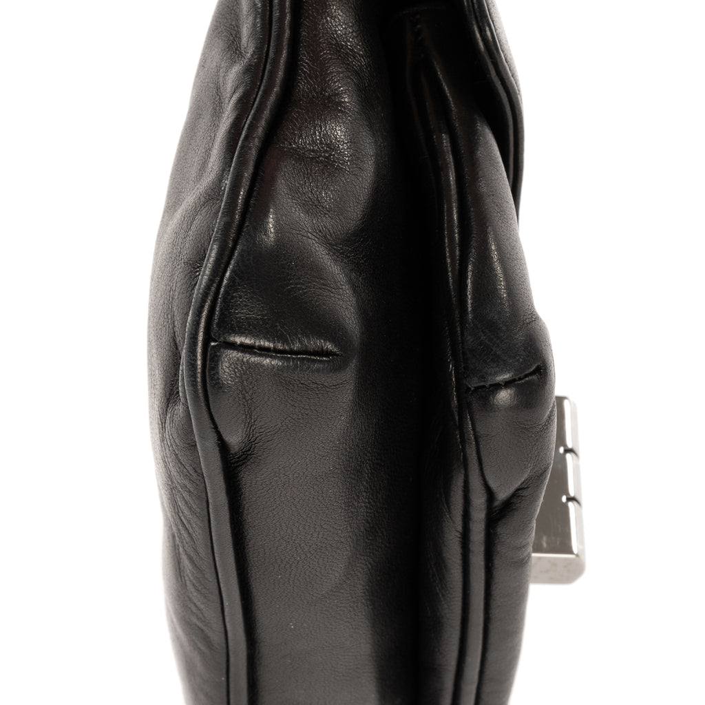 Bolso de hombro Giant Lock Reissue Mademoiselle Flap Piel suave negra