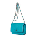 Bandolera atemporal con cartera en cadena de piel de pitón azul