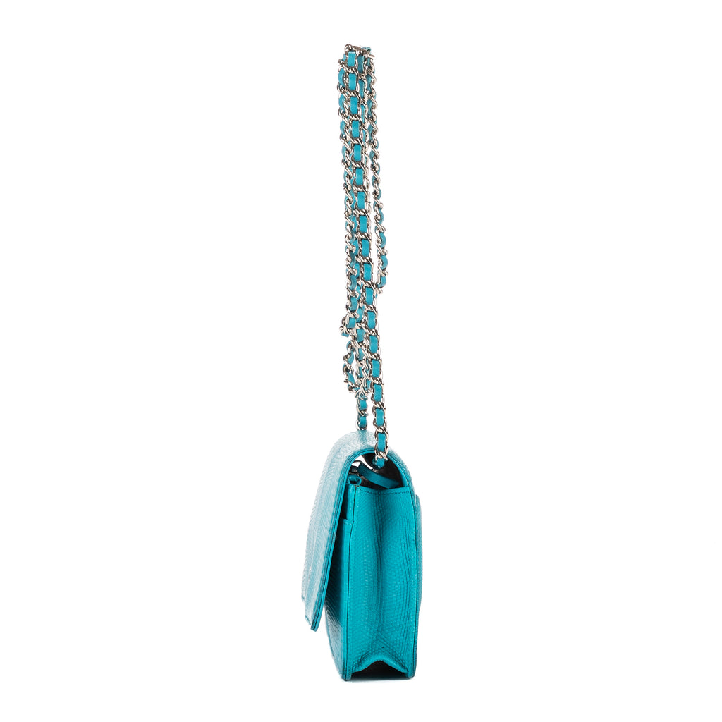 Bandolera atemporal con cartera en cadena de piel de pitón azul