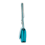 Bandolera atemporal con cartera en cadena de piel de pitón azul