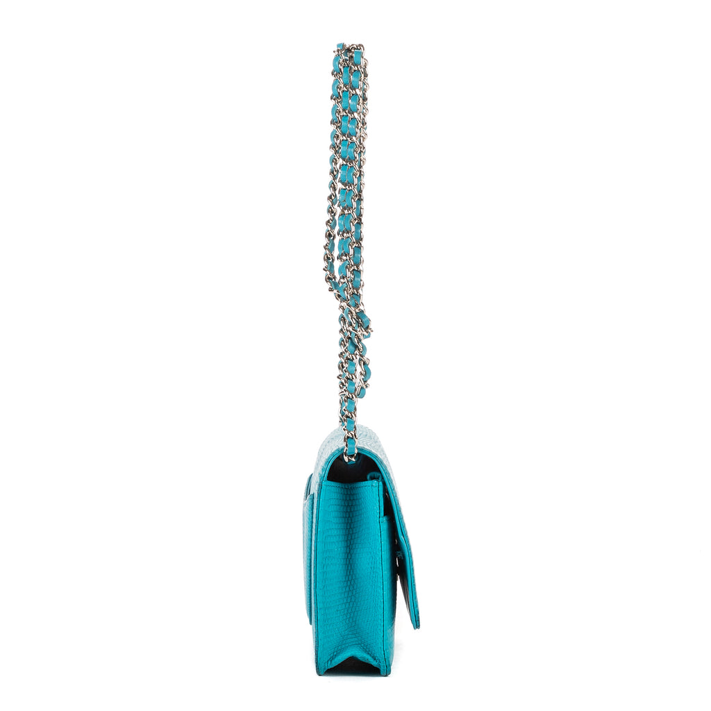 Bandolera atemporal con cartera en cadena de piel de pitón azul