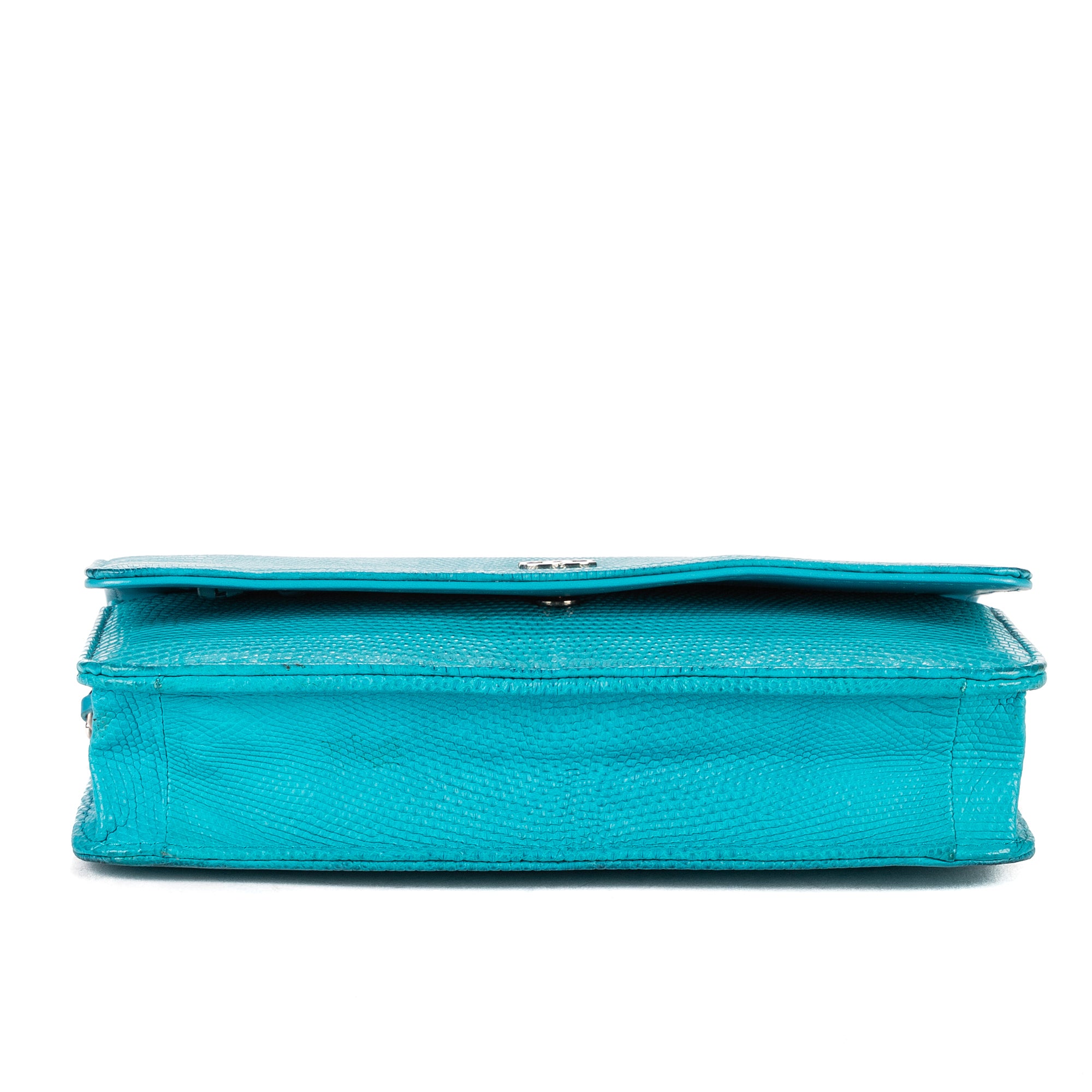 Bandolera atemporal con cartera en cadena de piel de pitón azul