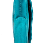 Bandolera atemporal con cartera en cadena de piel de pitón azul
