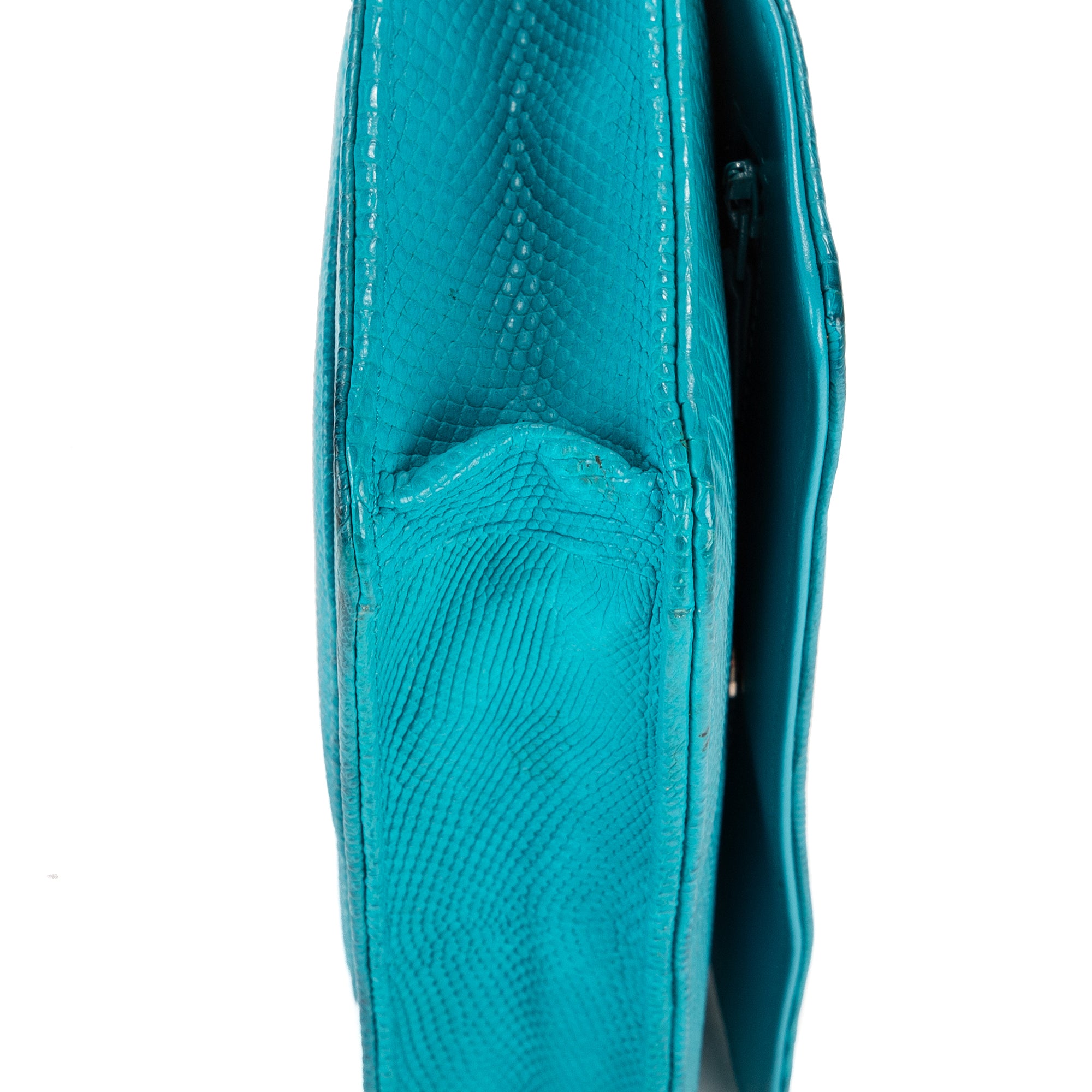 Bandolera atemporal con cartera en cadena de piel de pitón azul