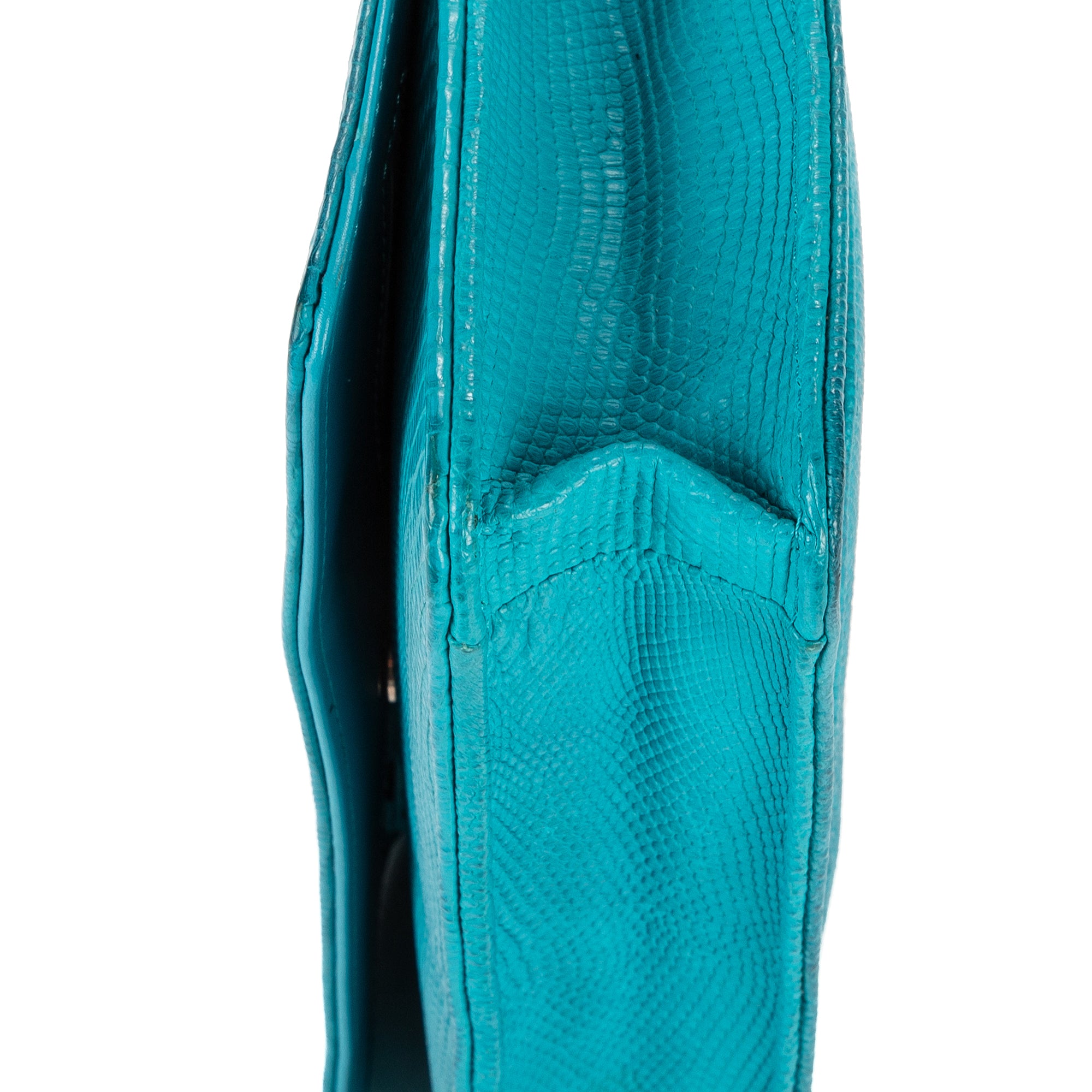 Bandolera atemporal con cartera en cadena de piel de pitón azul