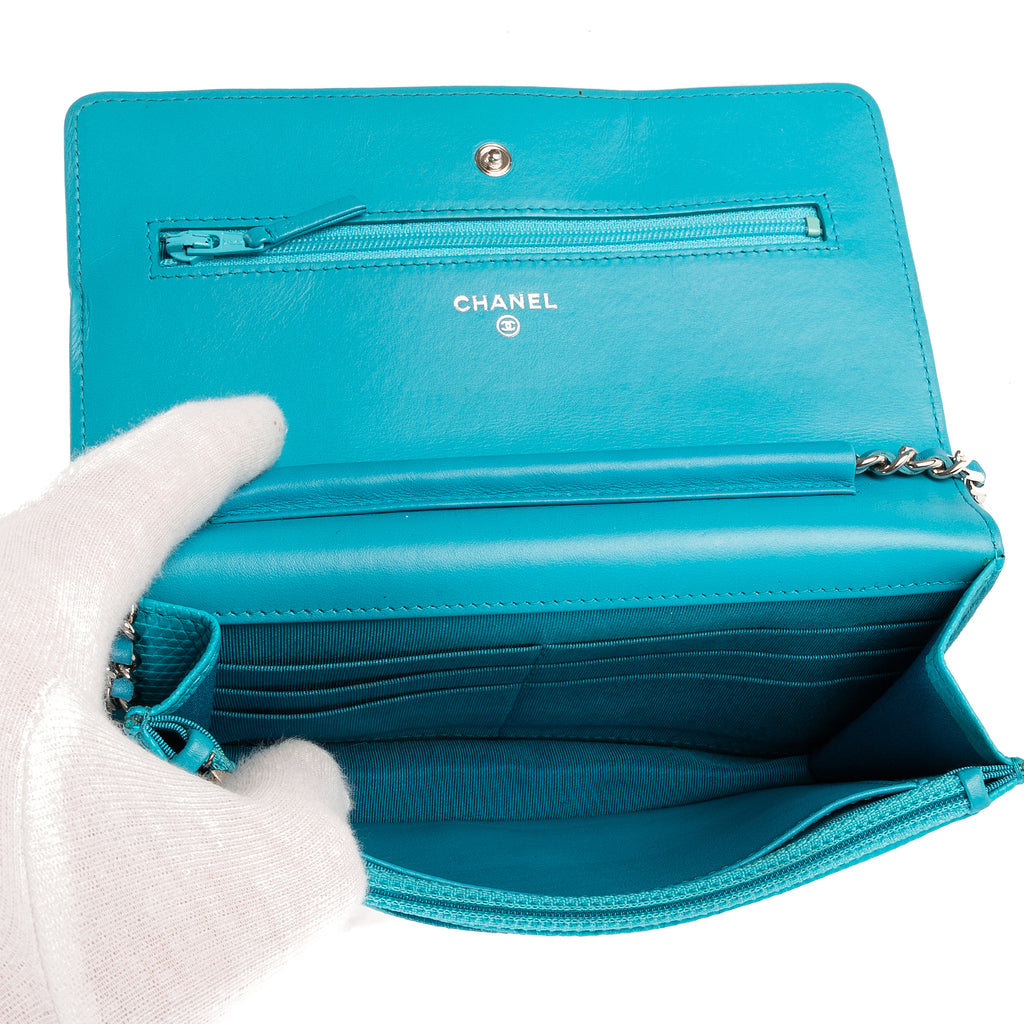 Bandolera atemporal con cartera en cadena de piel de pitón azul