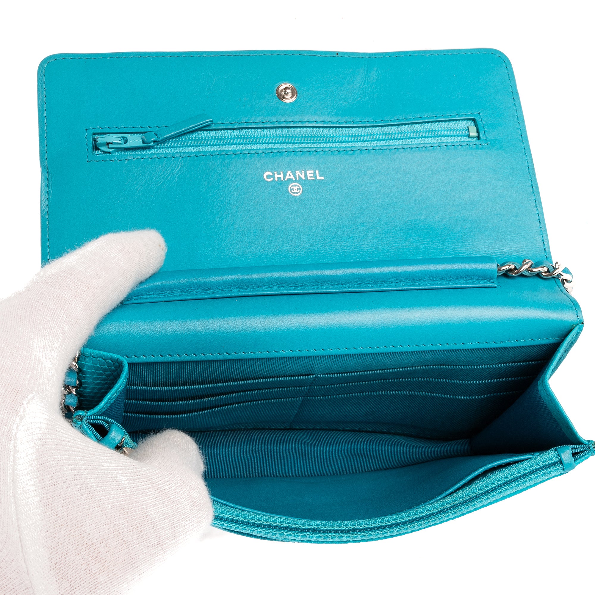 Bandolera atemporal con cartera en cadena de piel de pitón azul